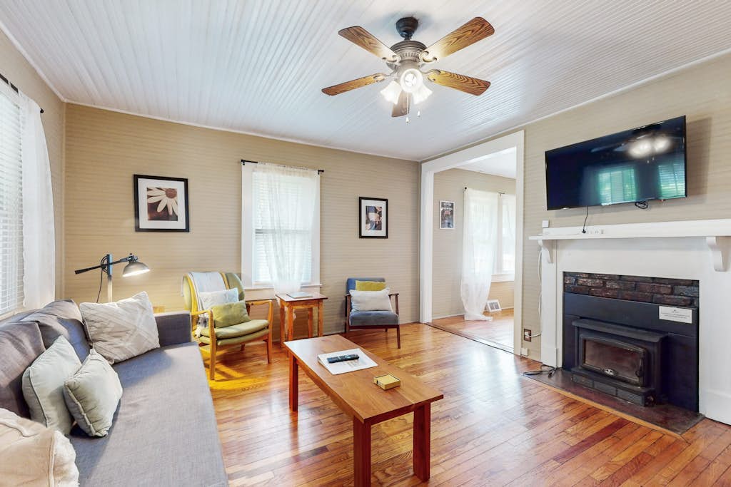 Vintage home with modern updates - near Biltmore, Chimney Rock & Lake Lure