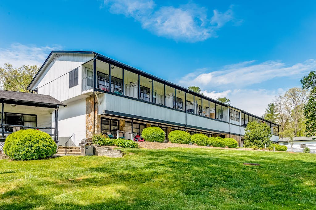 Lakefront corner condo with canoes, resort pool, tennis & firepit - dogs welcome