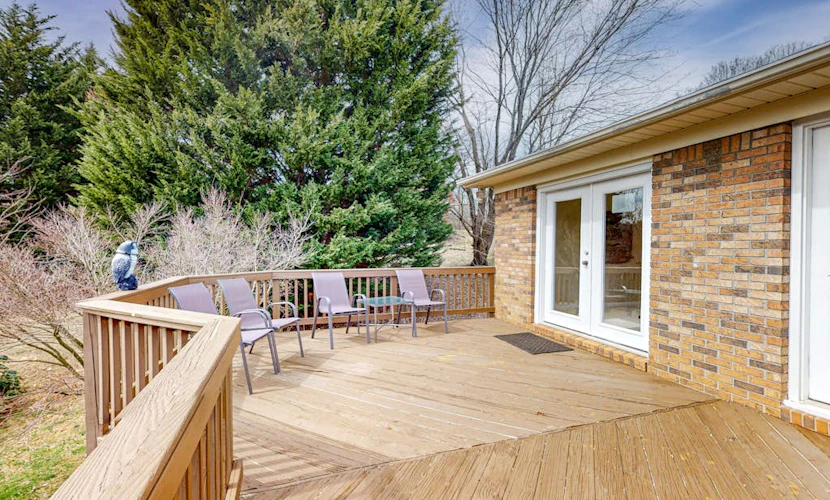 Warm & inviting upper-level guest suite w/ deck, shared washer/dryer, central AC