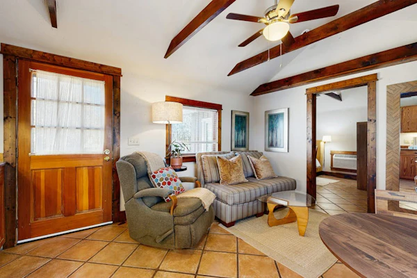 Charming Brevard cottage perfect for a getaway with local shops & breweries!