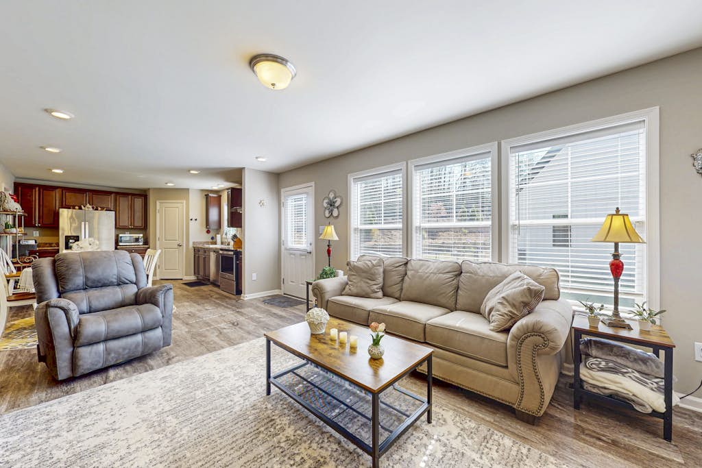 Charming 2BR Retreat with Full Kitchen, Wifi and Gas Grill for Outdoor Dinning