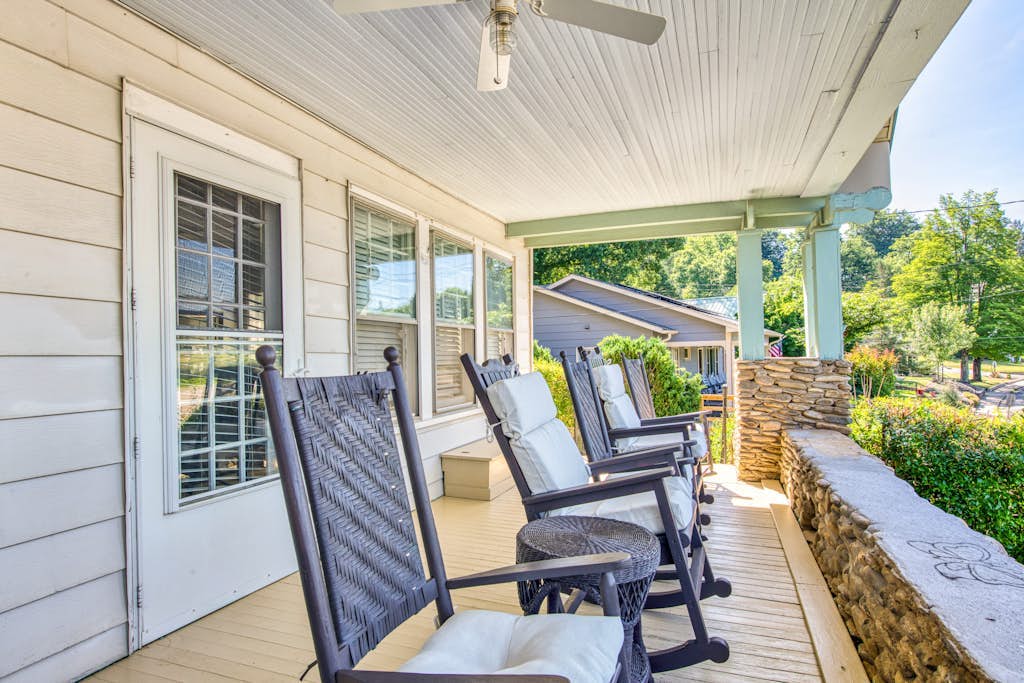 Lovely lakefront home with fireplace, pool, tennis, fast WiFi, & washer/dryer