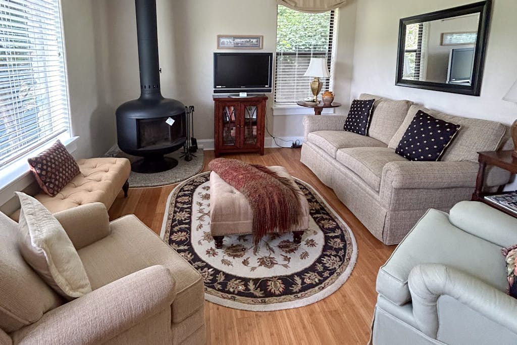 Escape to tranquility at this Lake Junaluska cabin w/ stunning views & amenities