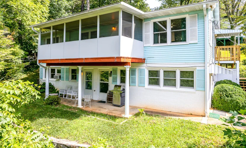 Peaceful mountain lake retreat w/free WiFi & private patio, pool