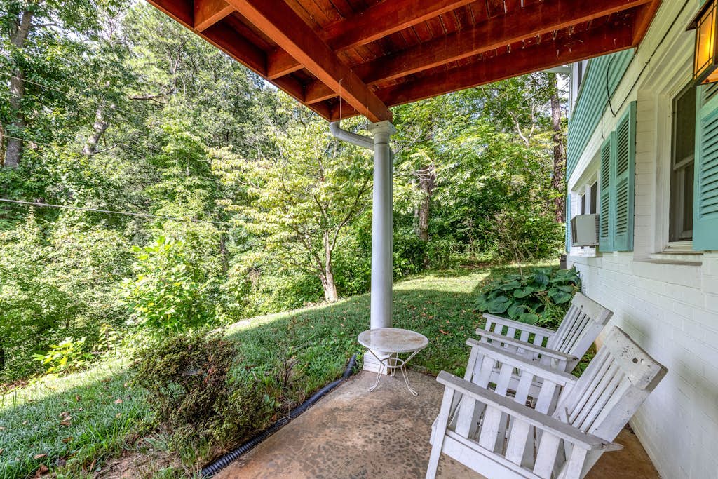 Peaceful mountain lake retreat w/free WiFi & private patio, pool