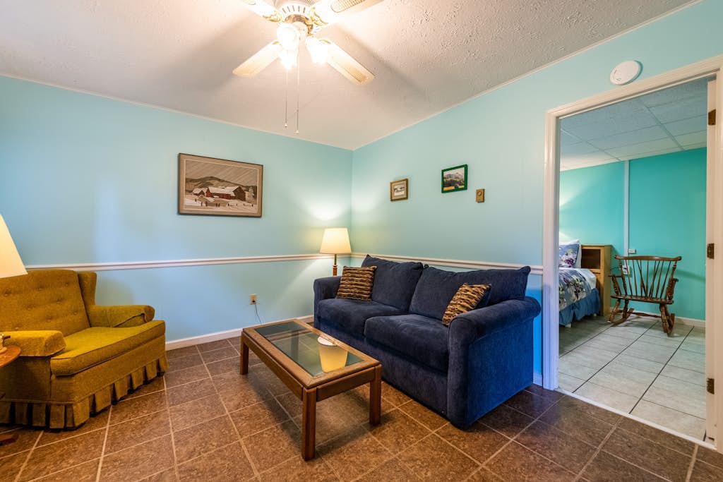 Peaceful mountain lake retreat w/free WiFi & private patio, pool