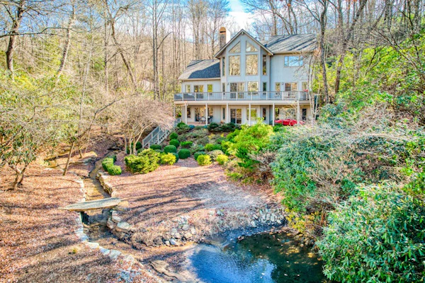 Spacious lake home with firepit, 3 fireplaces, pool table & shared amenities