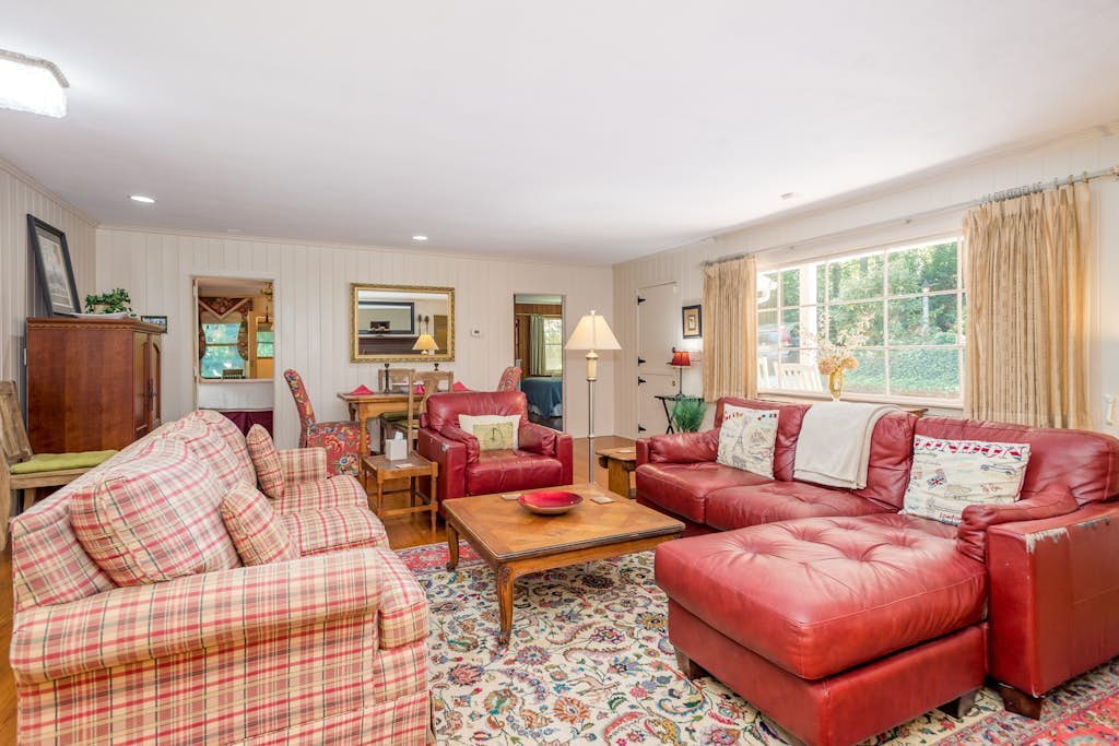 Lovely & inviting home with a sun porch, washer/dryer & AC