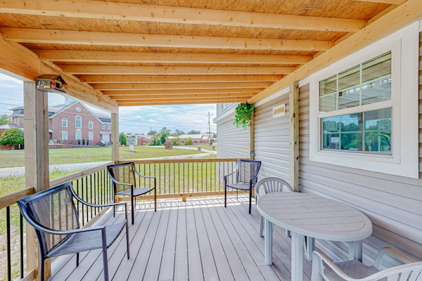 Pet Friendly Tiny home in Great Location with Grill and Covered Porch
