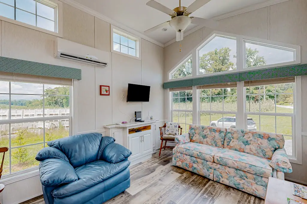 Honeycrisp Apple Cottage