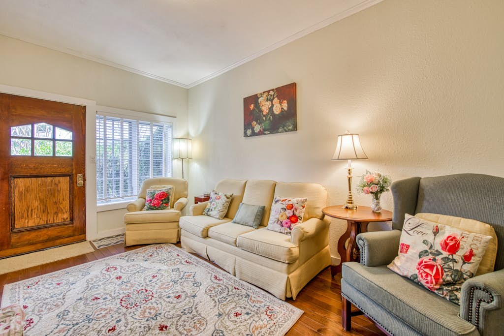 Lake view charmer w/free WiFi, full kitchen, private washer/dryer, pool