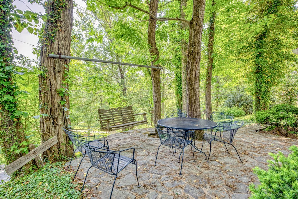 Peaceful cottage near lake - dog-friendly, fast WiFi, snowbirds welcomed