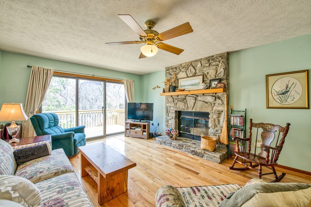 Wholesome retreat near the lake & town with patio & full kitchen