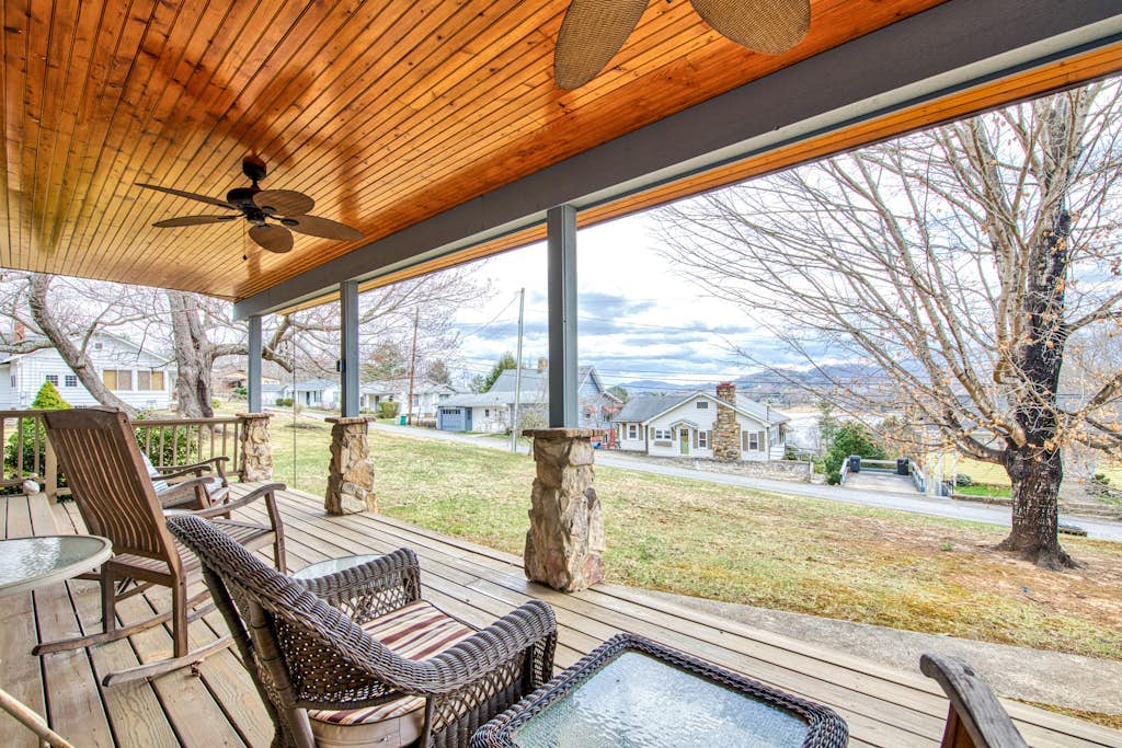 Wholesome retreat near the lake & town with patio & full kitchen