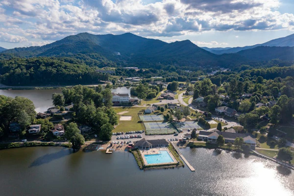 Quaint condo across from the lake with shared lakeside pool and trails - dogs OK