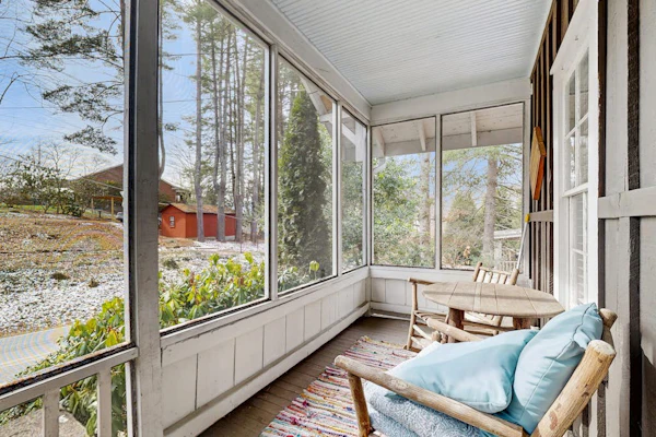 Lake Junaluska Cottage w/ Kayaks, Fire Pit & Screened Porch