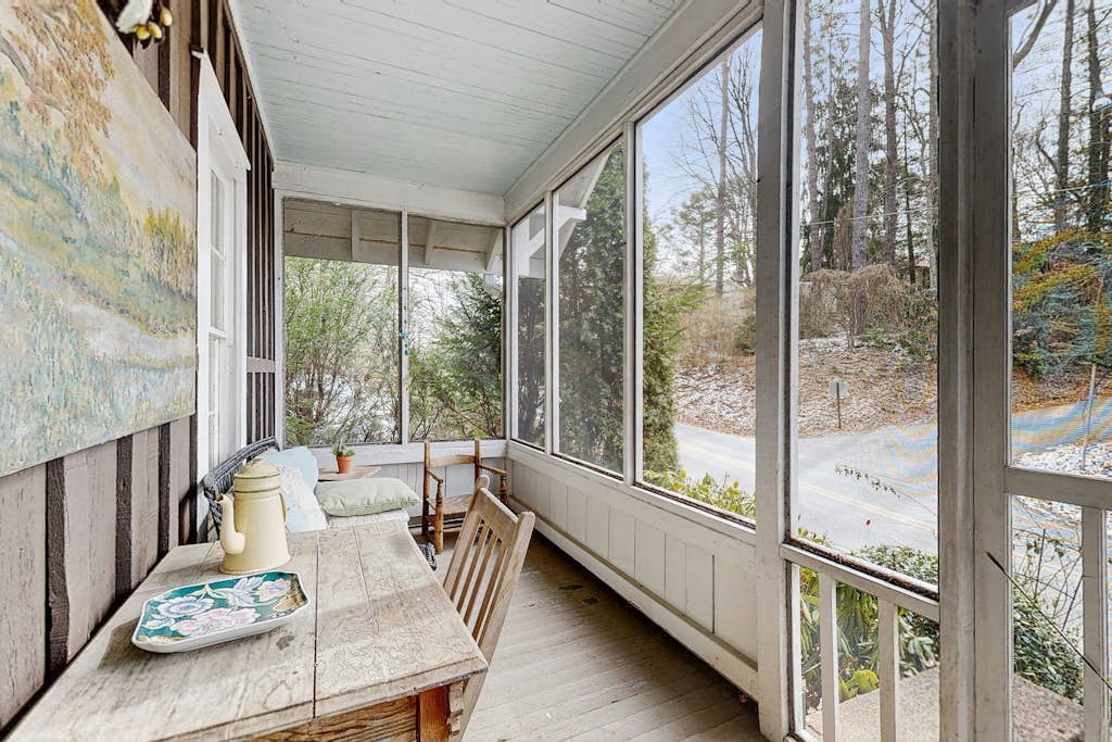 Lake Junaluska Cottage w/ Kayaks, Fire Pit & Screened Porch