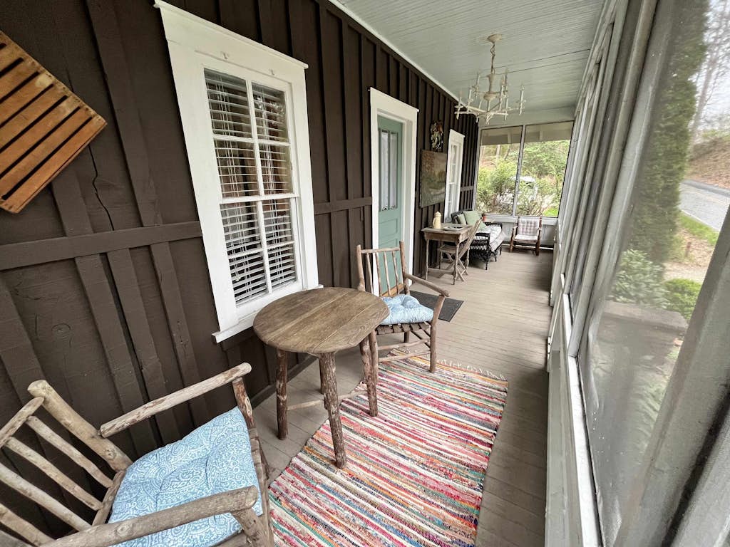 Lake Junaluska Cottage w/ Kayaks, Fire Pit & Screened Porch
