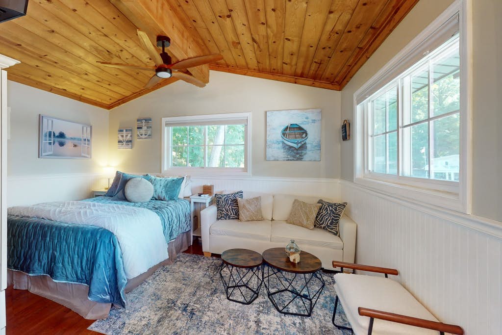 Escape to Tranquility: Cozy Cabin Retreat with Dock & Outdoor Living