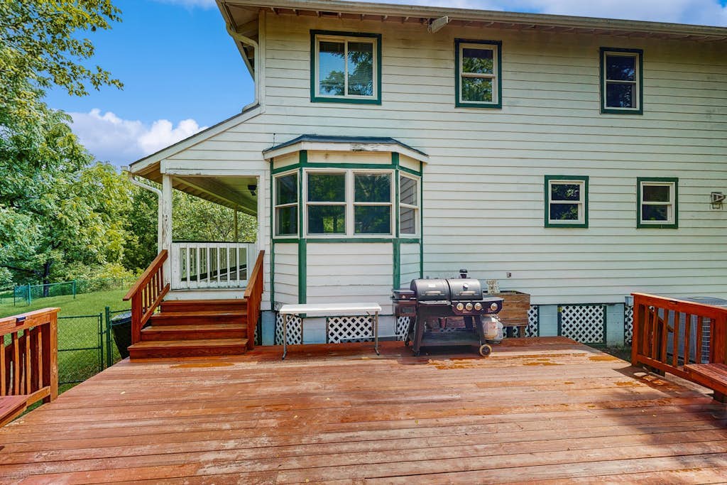 Charming Riverfront House with Full Kitchen, Wifi, and Central AC | Dog-Friendly