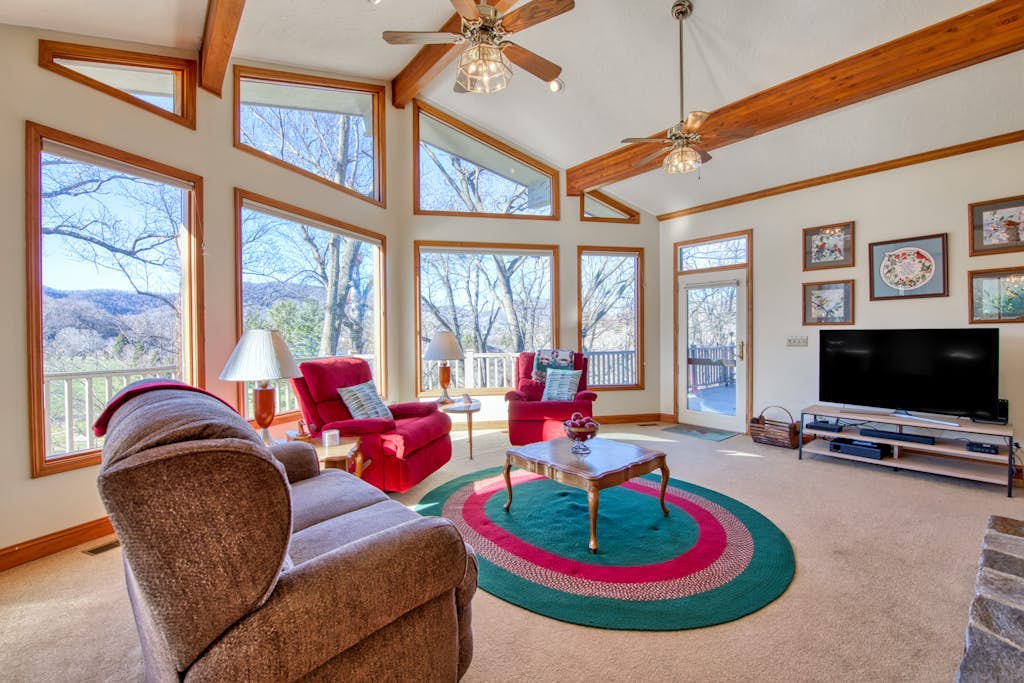 Spacious retreat with golf course views, WiFi, lake access nearby & deck