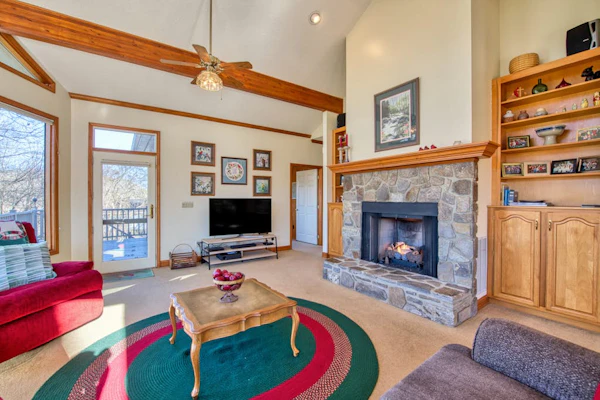 Spacious retreat with golf course views, WiFi, lake access nearby & deck