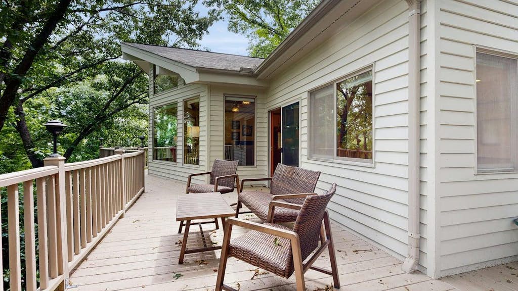 Spacious retreat with golf course views, WiFi, lake access nearby & deck