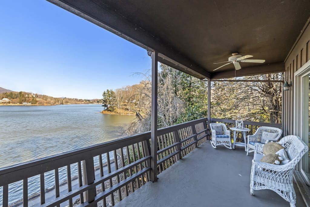 Stunning 3BR Retreat with Lake Views, Full Kitchen, Fireplace and Central A/C