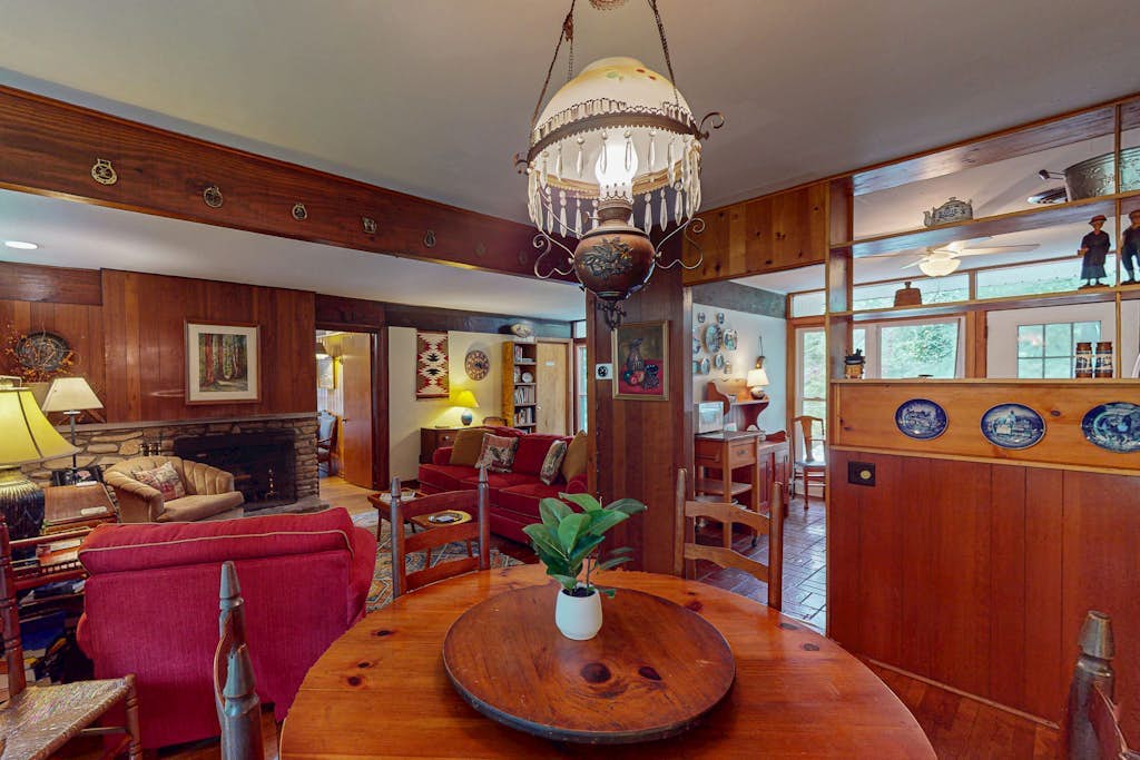 Charming Dog-Friendly home with Full Kitchen, A/C and Access to Community Amenit