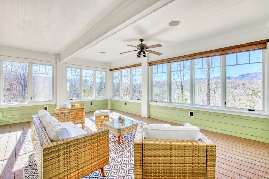 Lakeview retreat with Free Wifi, hot tub, fireplaces, patio, balcony, & grill