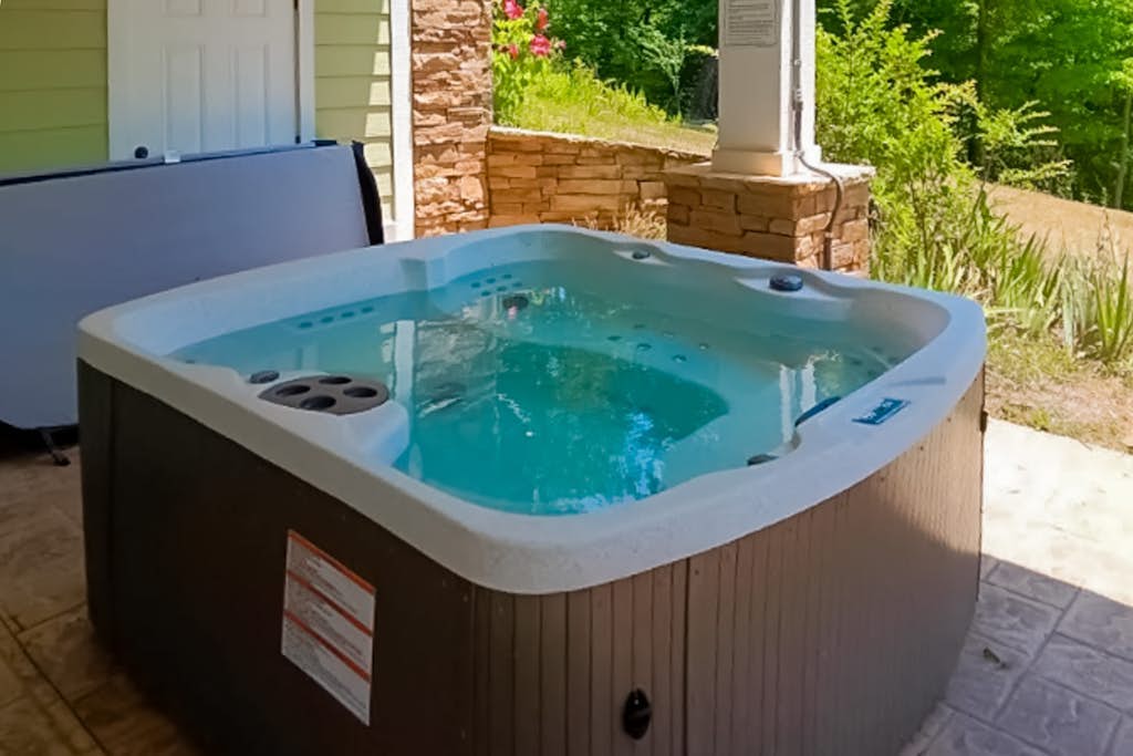 Lakeview retreat with Free Wifi, hot tub, fireplaces, patio, balcony, & grill