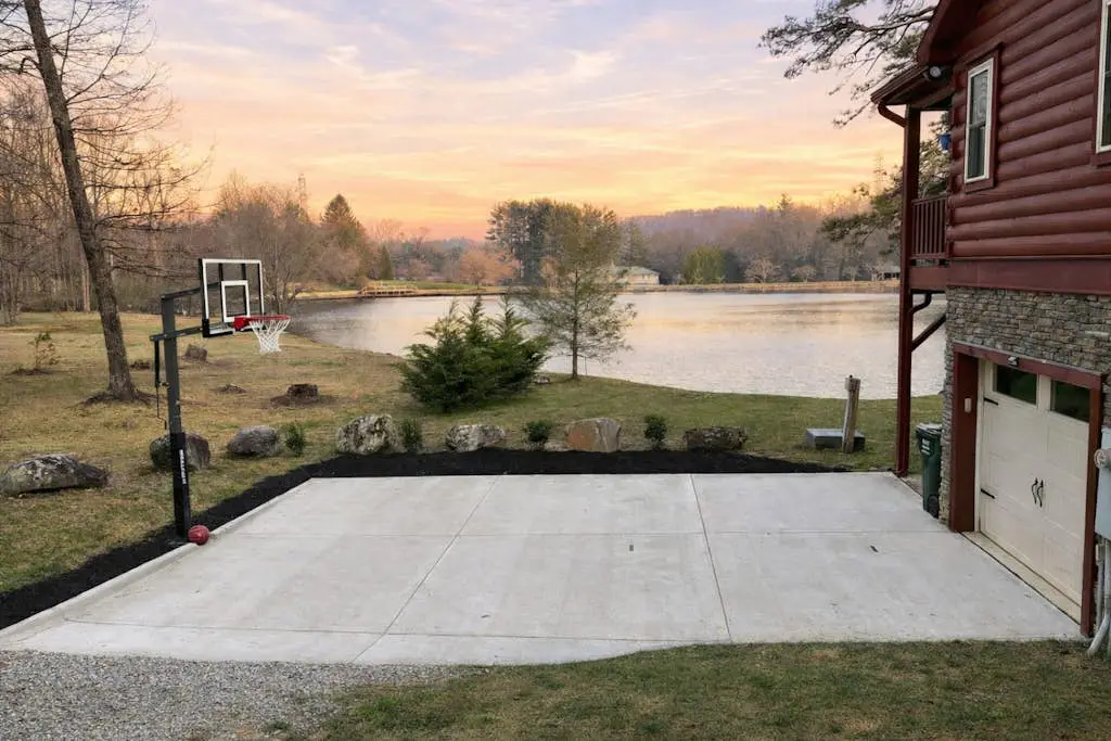 Lakefront Blue Ridge Cabin