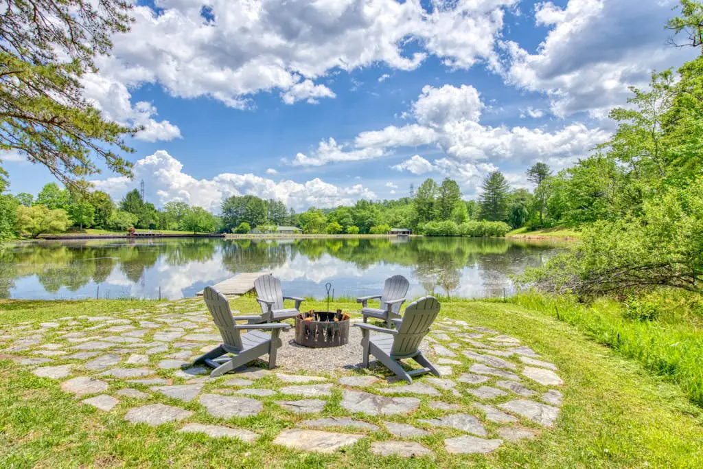 Lakefront Blue Ridge Cabin