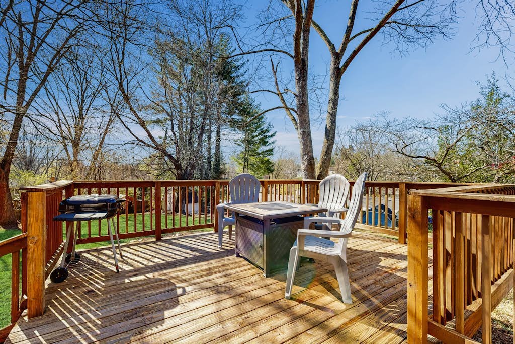 Cozy dog-friendly house w/ fenced yard, deck, firepit, EV charger, wifi, w/d