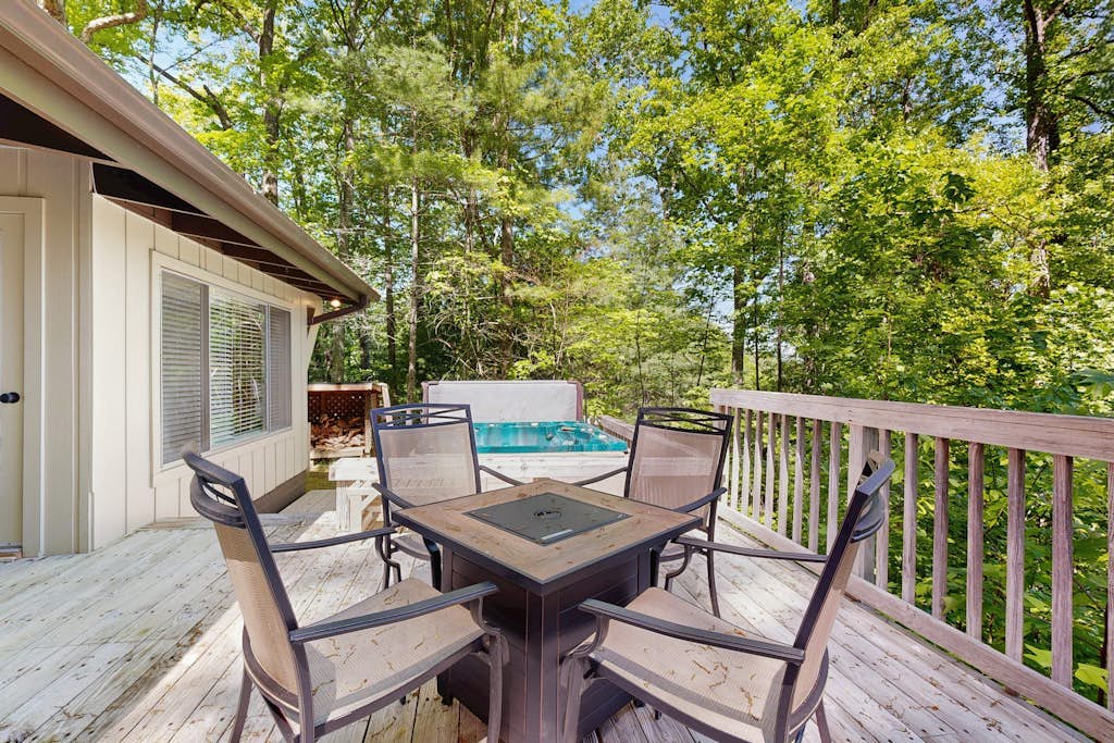 Cozy house w/ mountain & lake views, dog-friendly, hot tub, BBQ, firepit, cable