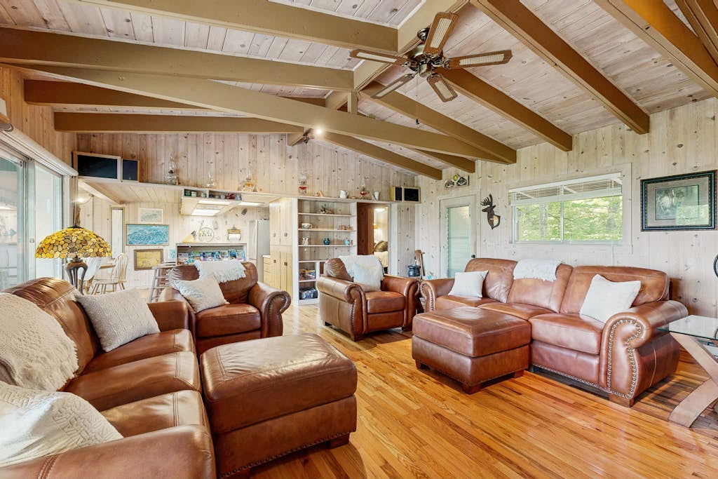 Cozy house w/ mountain & lake views, dog-friendly, hot tub, BBQ, firepit, cable