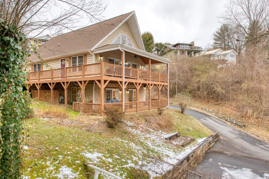 Open and modern upper-level space with WiFi, central AC, pool, wraparound deck