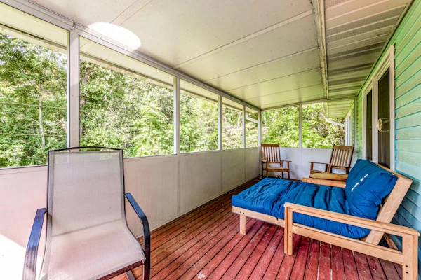 Upstairs, dog-friendly retreat with forest views, full kitchen, plus pool access