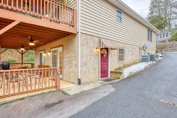 Wonderful lower-level home close to the lake with private entrance, WiFi, AC