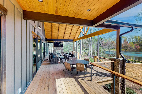 BRAND NEW Perfect Getaway with Lake Views, Full Kitchen and Outdoor Fire Pit