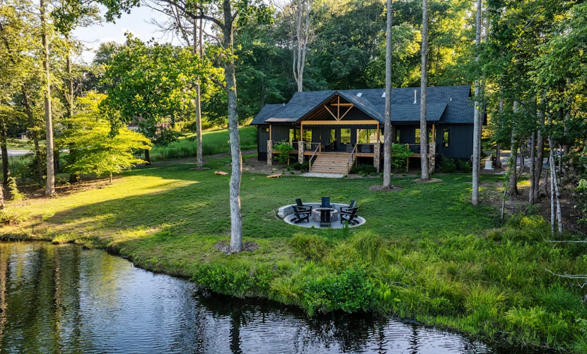BRAND NEW Perfect Getaway with Lake Views, Full Kitchen and Outdoor Fire Pit