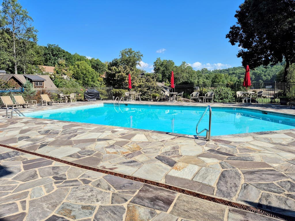 Luxurious escape in the heart of Lake Lure with Wifi and Private Porch