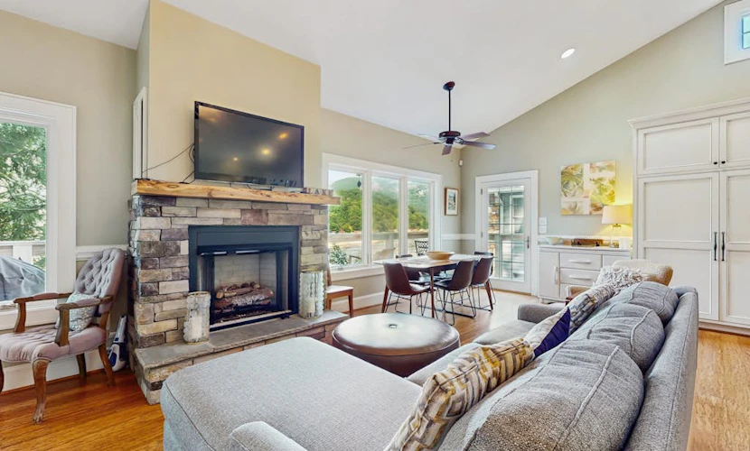 Stunning Lake Front with outdoor dining, gas fireplace, Wifi, and A/C
