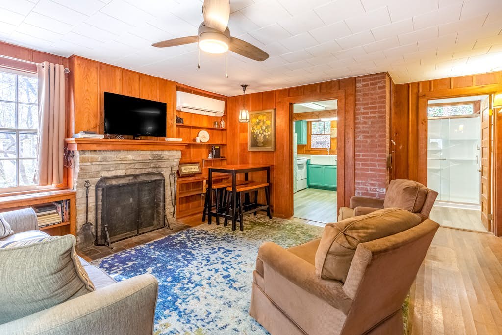 Quaint mountain cabin with porch, washer/dryer, and free WiFi