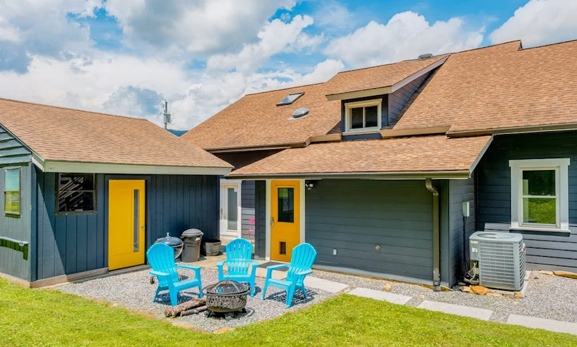 Desirable escape near downtown with firepit, fast WiFi, central AC & kitchenette