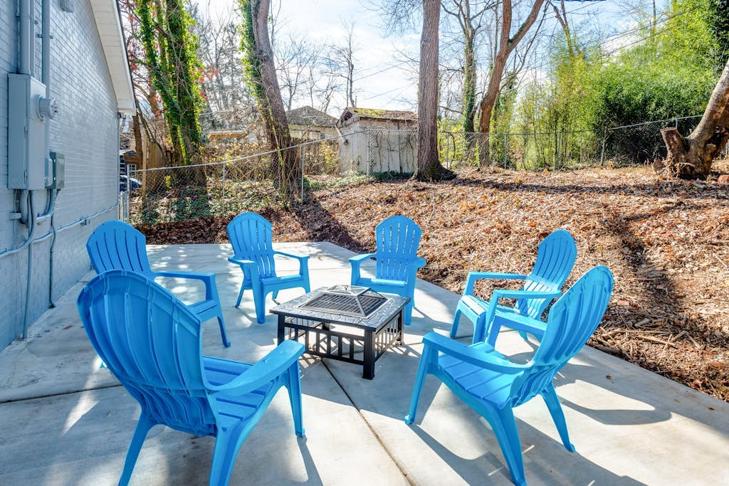 Contemporary dog-friendly mountain home with firepit, grill, enclosed backyard