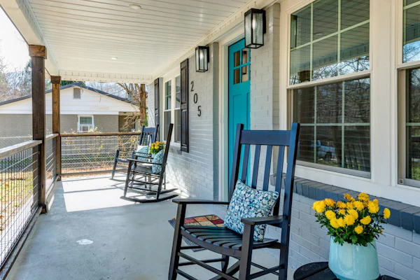 Contemporary dog-friendly mountain home with firepit, grill, enclosed backyard