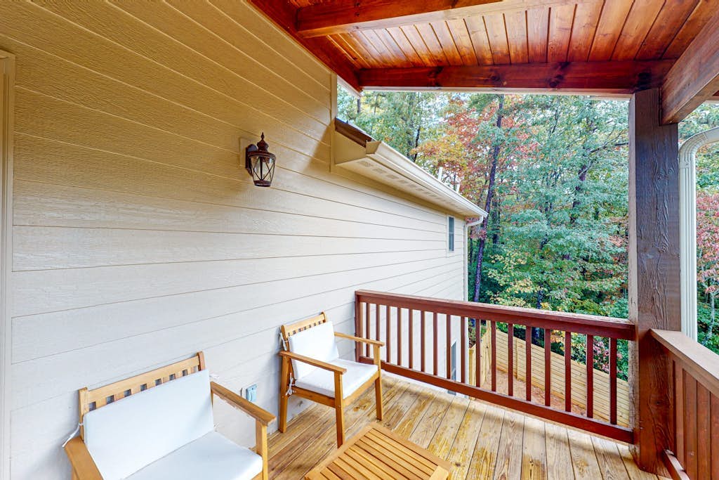 Scenic retreat with private hot tub, fenced yard, fire table, & furnished porch
