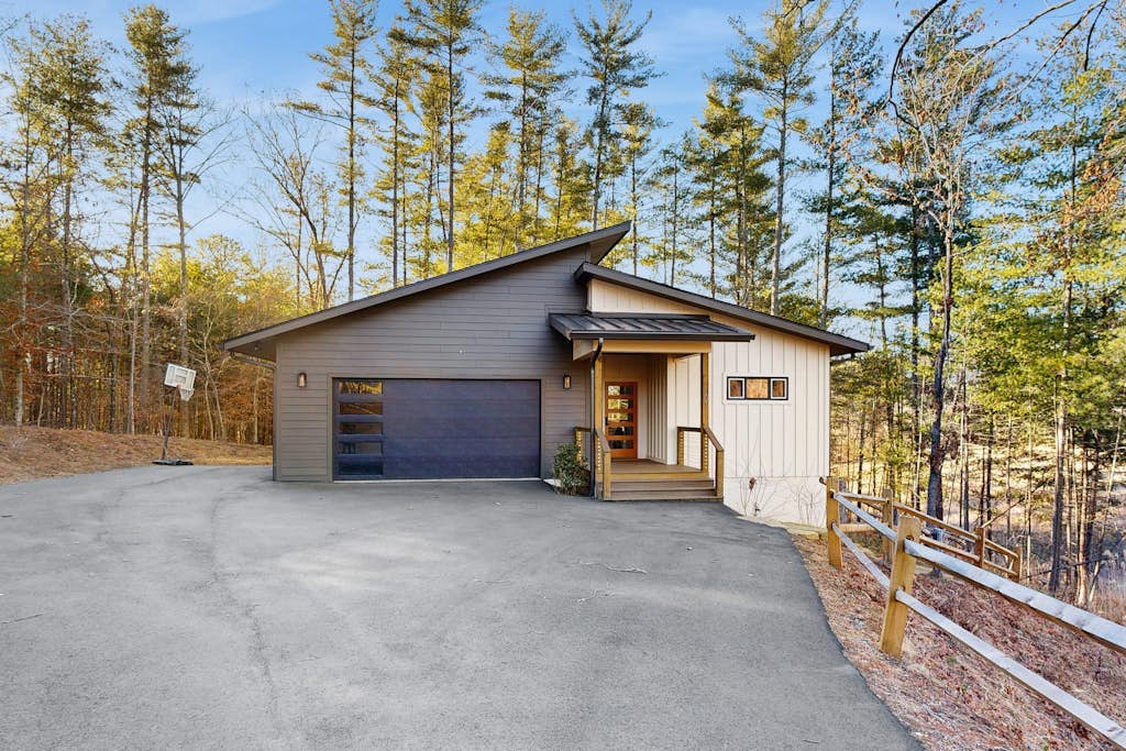 Brand-new home near Weaverville with game room, private hot tub, firepit, & BBQ