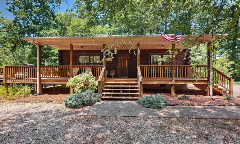 Snuggly, dog-friendly cabin w/ free WiFi, a gas fireplace, firepit, central A/C